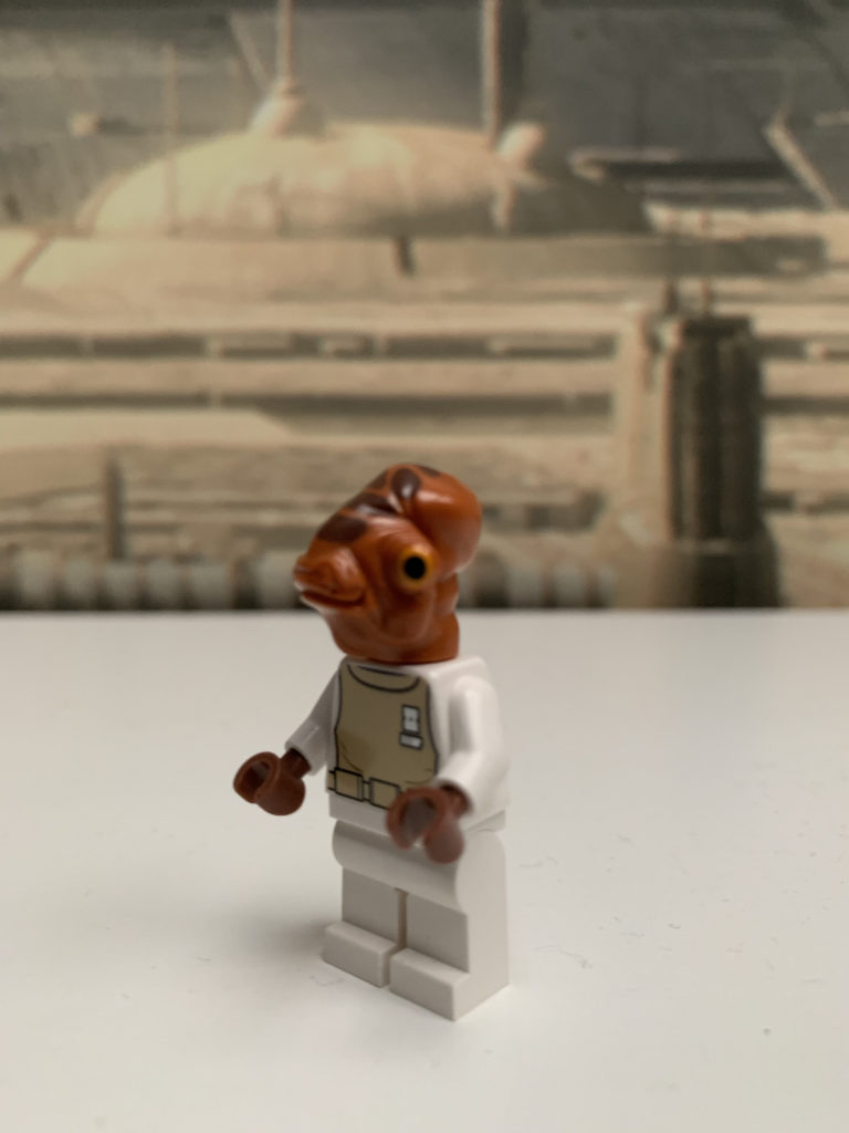 Lego Admiral Ackbar minifigure side front